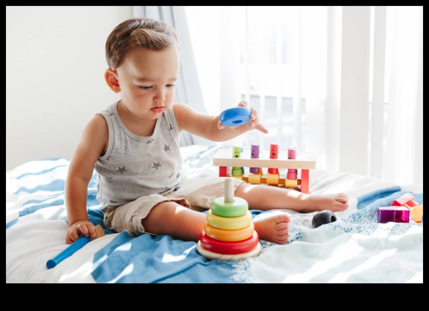 Priecīgi atklājumi: saistošas ​​rotaļlietas mazuļa augšanai