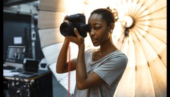 Apgūstiet objektīvu: paaugstiniet savas prasmes ar profesionālu fotogrāfijas izglītību