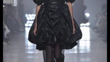 Skrejceļa starojums: krāšņi virsotnes valdzinošajā modes fotogrāfijā