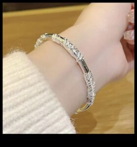 Wrist Bliss: apžilbiniet stilā ar izsmalcinātām rokassprādzēm